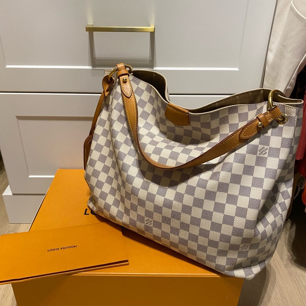 Used white shoulder Louis Vuitton bag. Authentic. In good condition. No damage.